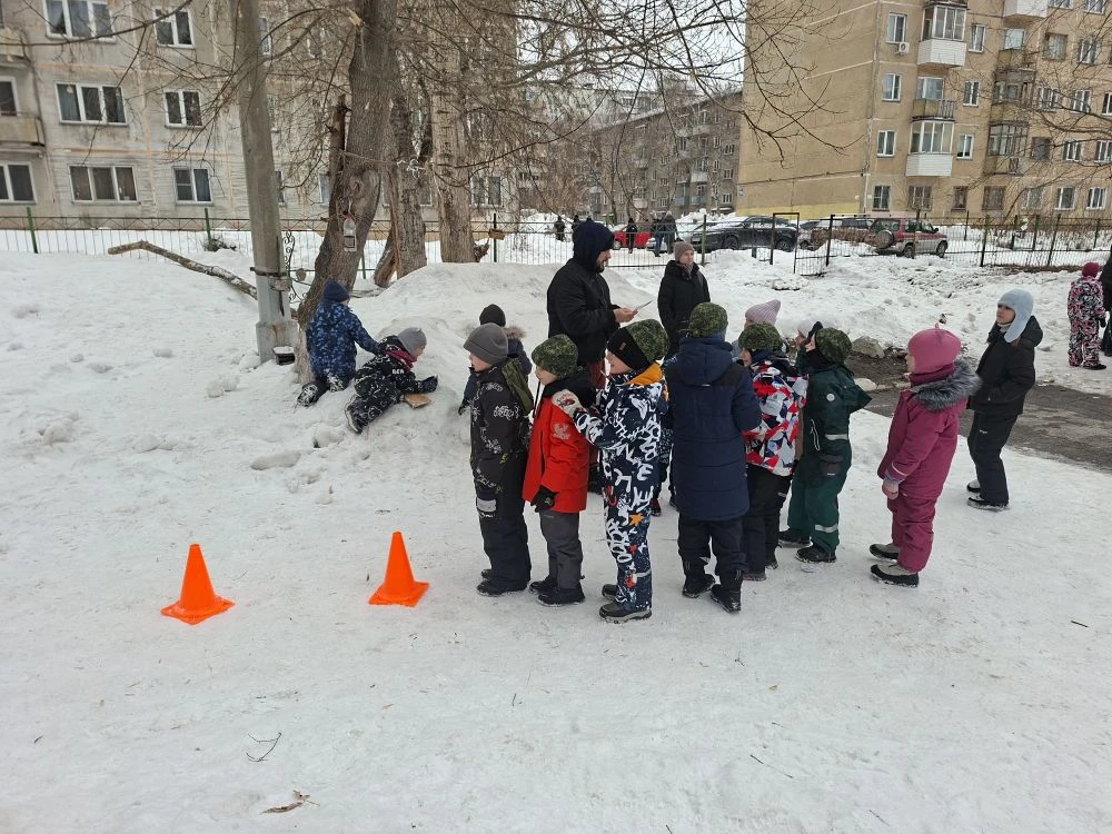 Вчера в  1-2 классах прошла «Зарничка»!  Мальчики и папы проходили испытания на станциях: строили пе