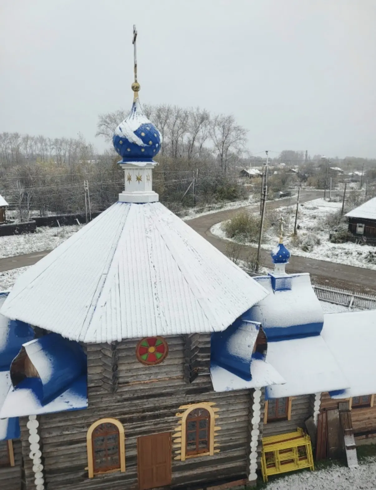 Первый снег в поселке Комарихинский