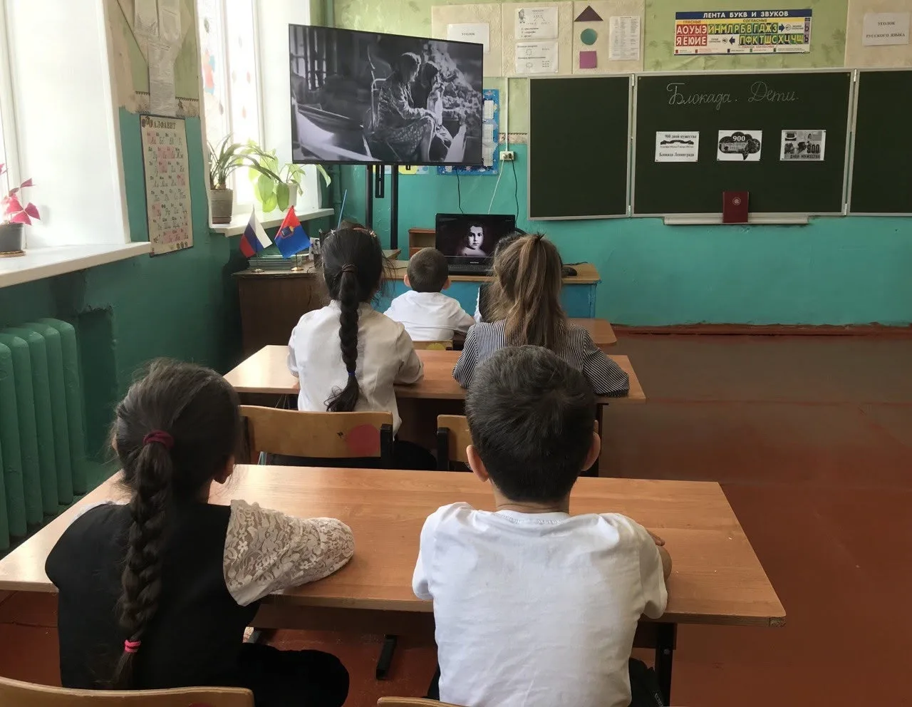 Для учащихся 1-4 классов в рамках акции «Помним Ленинград» в целях поддержки жителей города Санкт-Пе