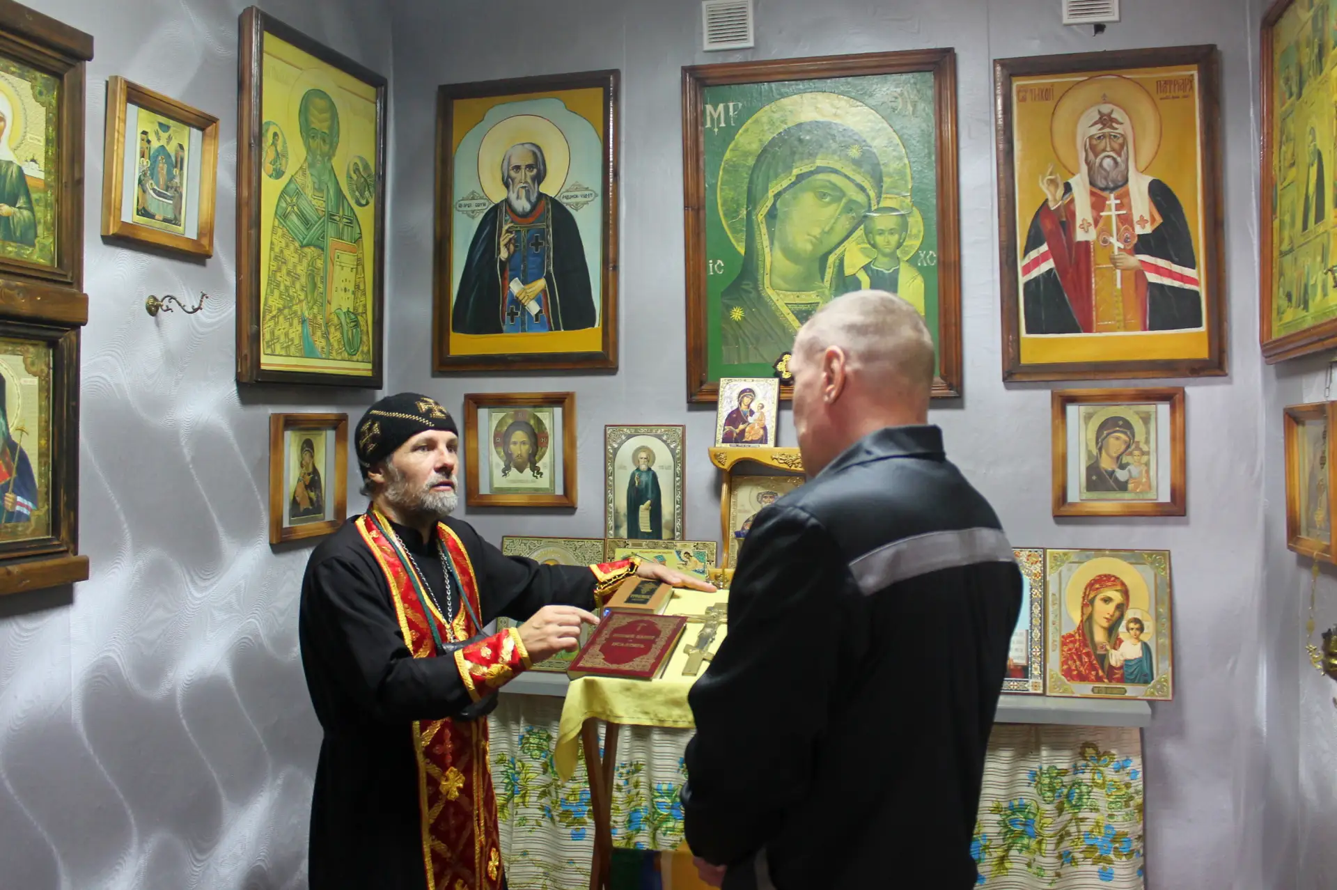 ⛪Настоятель храма провел службу и личные беседы с осужденными в ИК-4