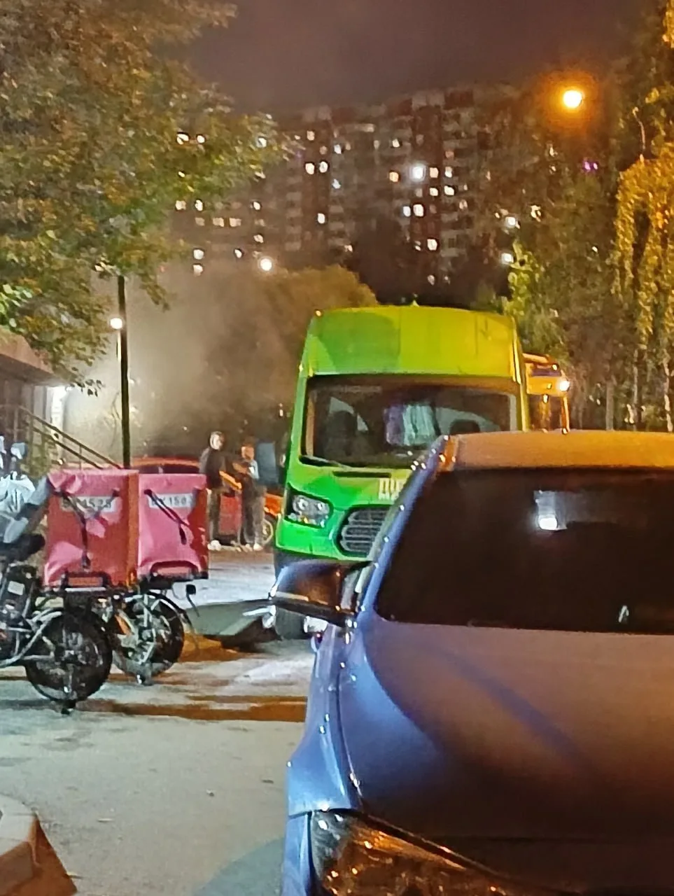 Соседи говорят, что недавно на Новокосинской, 8к2, был пожар. Судя по всему, горело пит...
