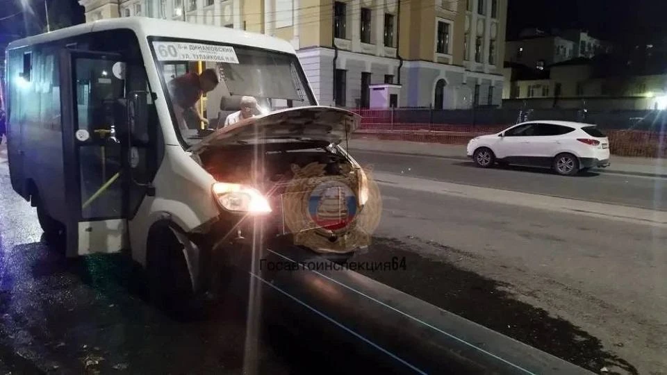 Вчера вечером в Кировском районе Саратова произошло ДТП с участием маршрутного такси