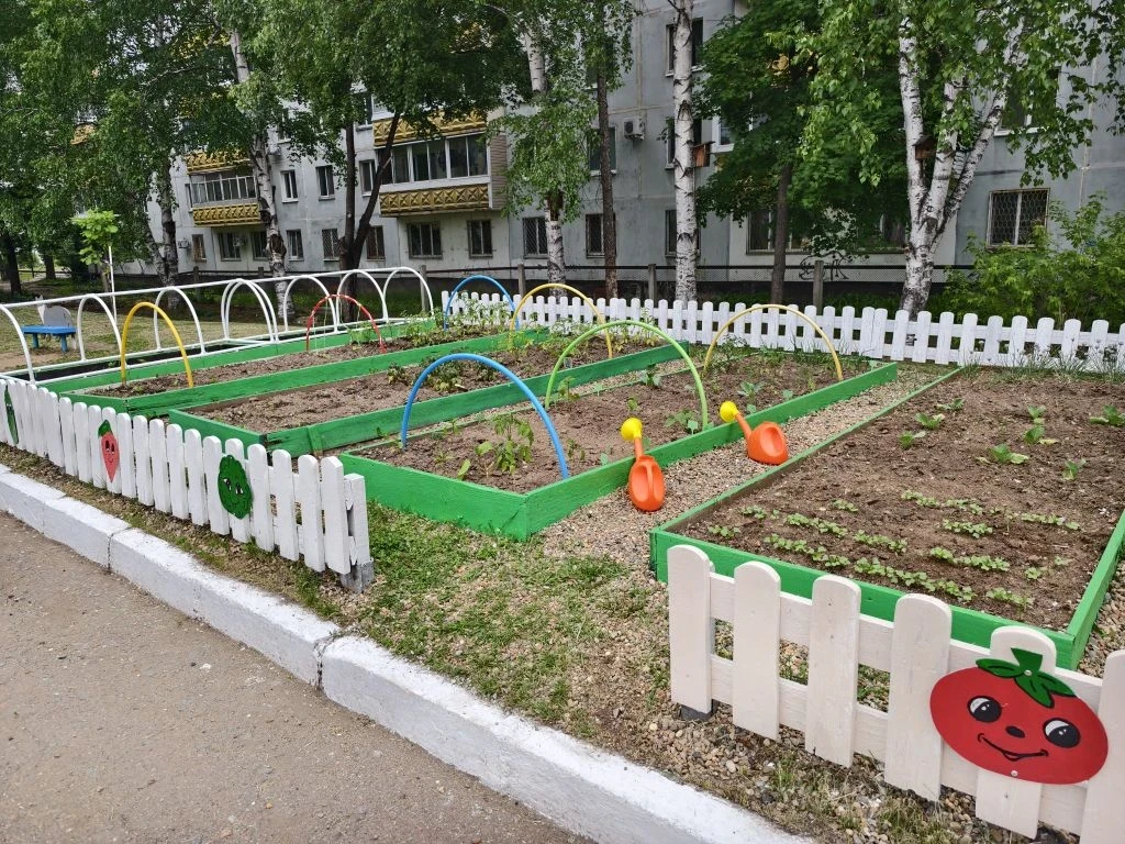 Также к лету благоустроили экспериментальный огород🥒🫑🥕.  Изготовили мини-теплицы для...