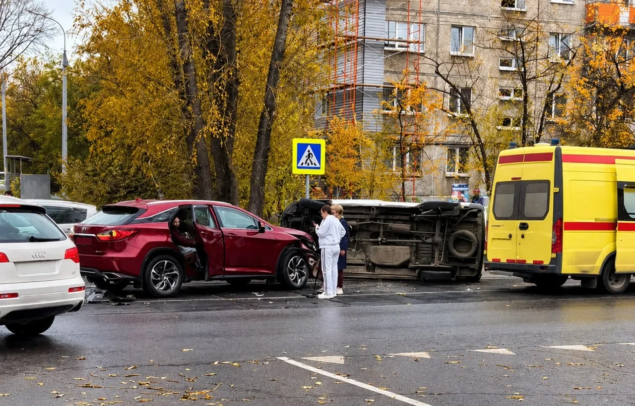 В Иркутске автомобиль перевернулся после столкновения на перекрёстке