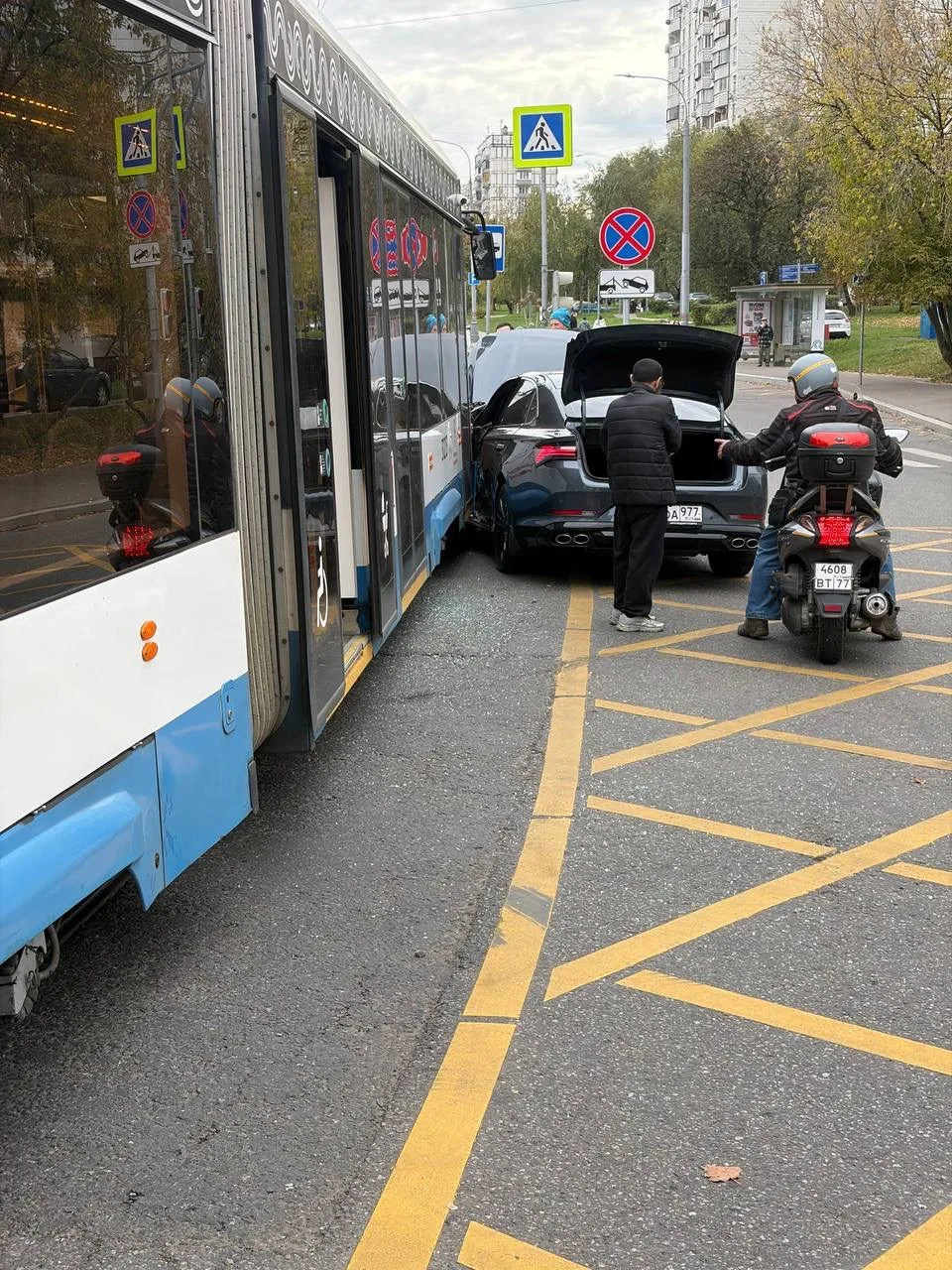 🚗 Легковушка влетела в трамвай у Москворецкого рынка сегодня днём