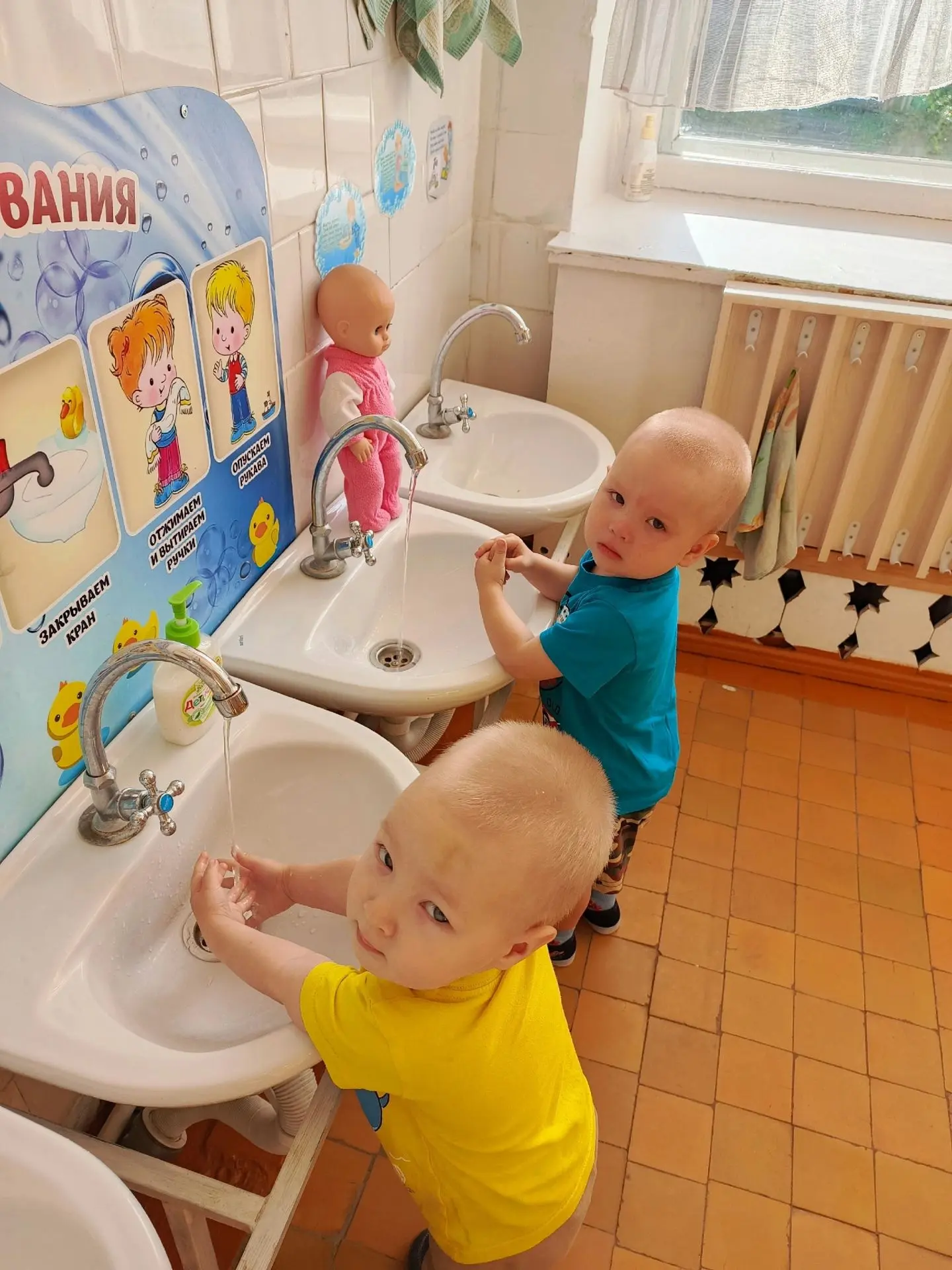 👶 У детей группы раннего возраста "Кроха" сотрудники воспитывают стремление к самостоя...