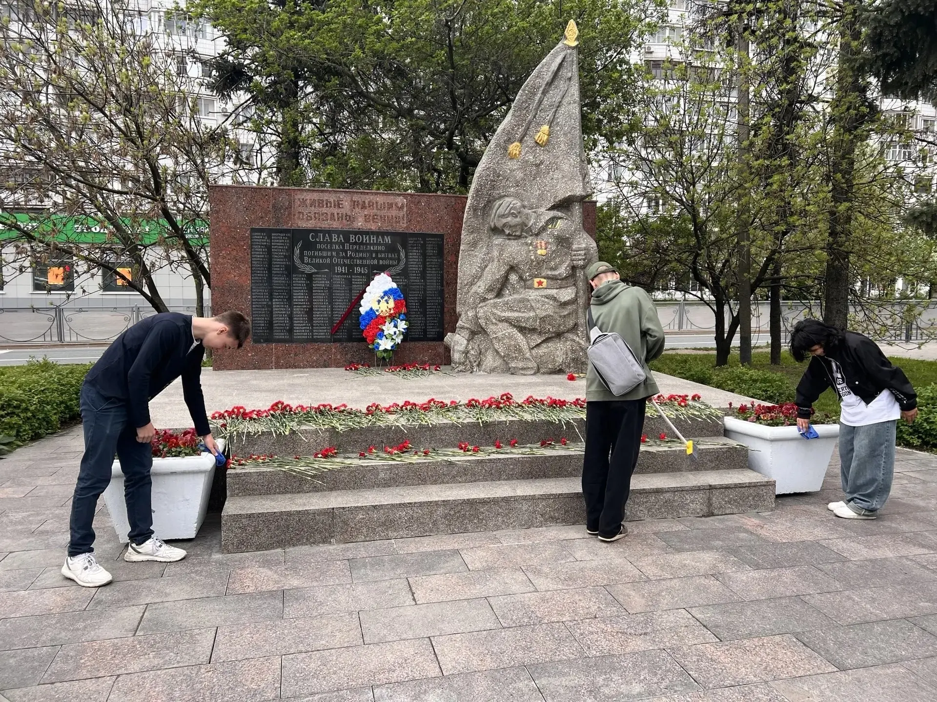 ❤️ «Добрые сердца» в деле: забота о вечной памяти героев  В преддверии Дня Победы наши юные волонтер