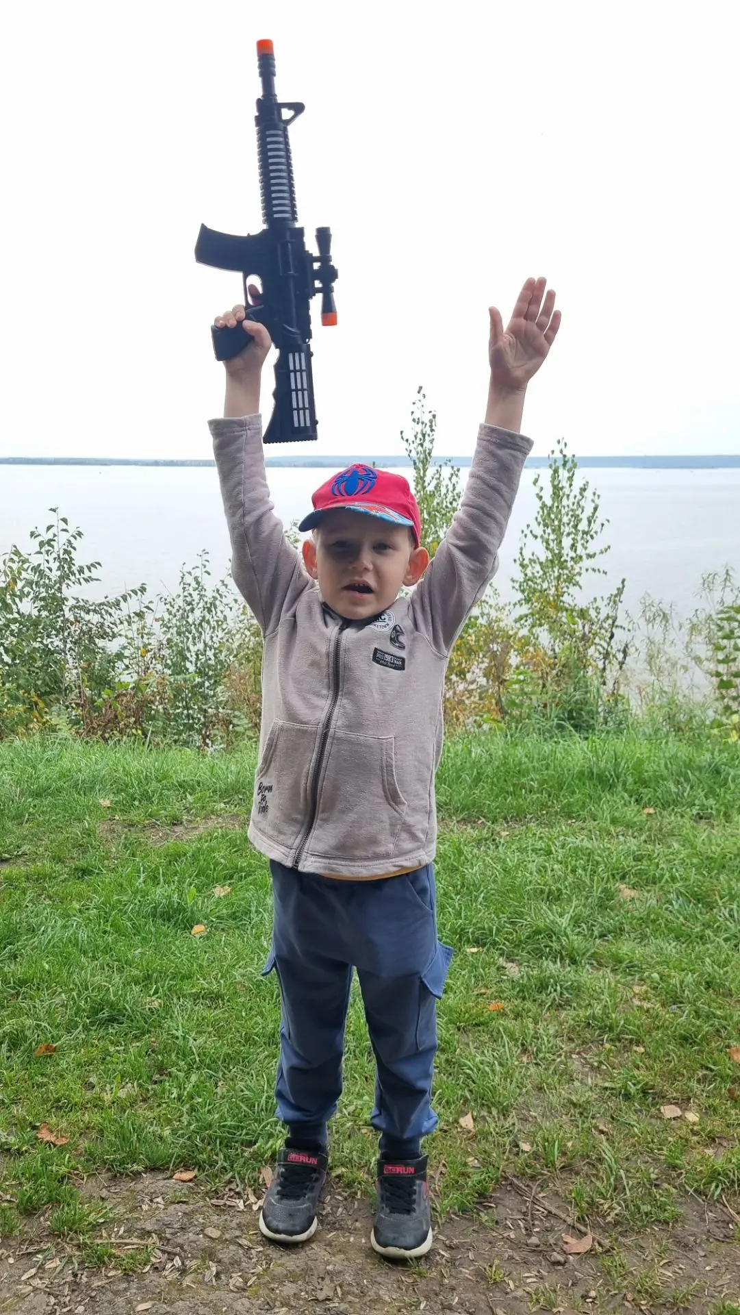 Пока мама на работе🙄, папа отпускник развлекается с Михой.