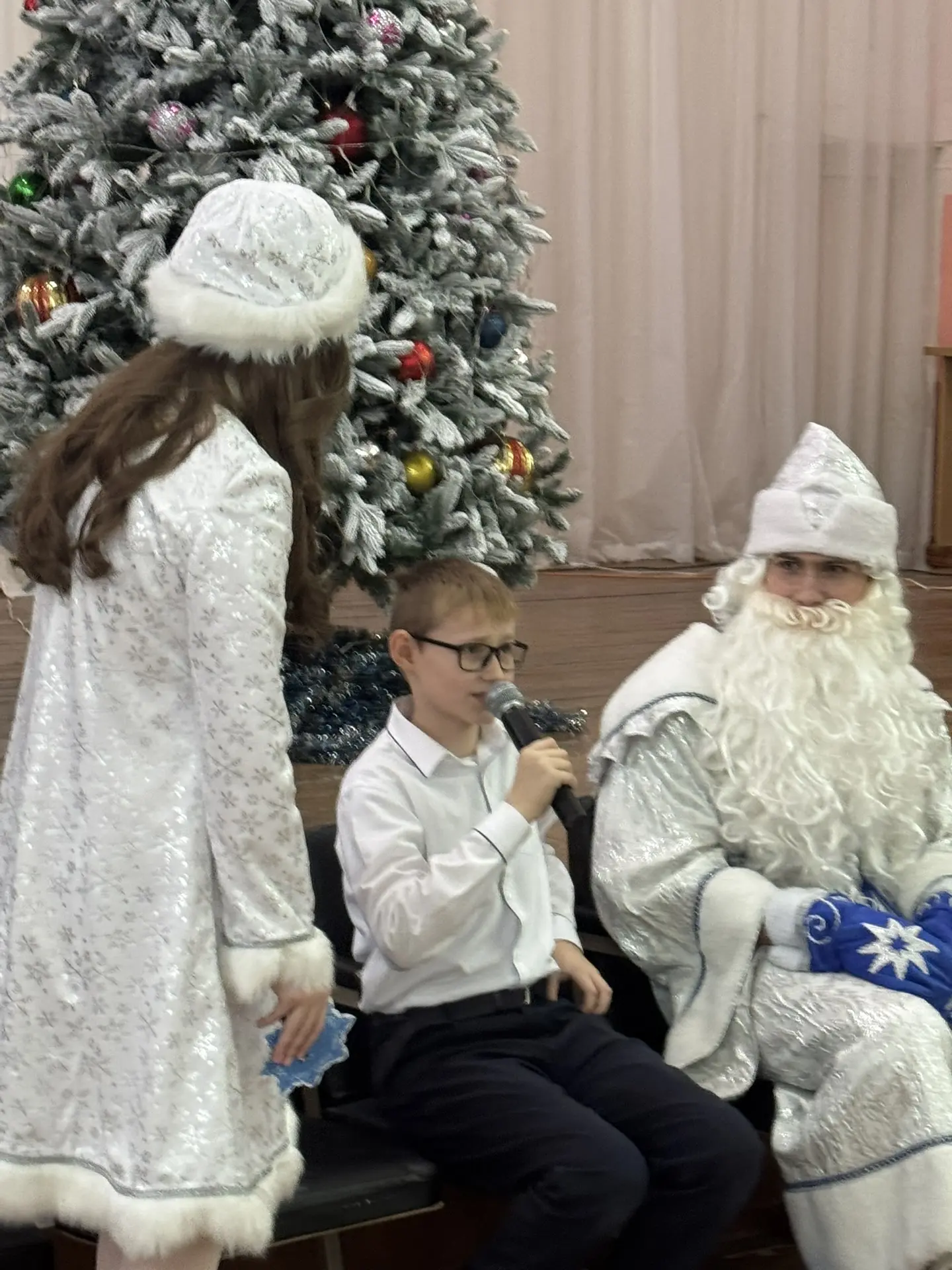 Скоро Новый год! 🎄 В нашей школе совместно с детским самоуправлением во всех классах прошли новогодн