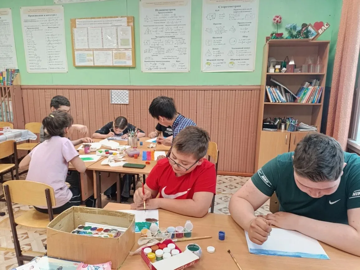 Второй день смены "Моя область, район, село". Беседуя по теме "Я горжусь своей областью," участники 