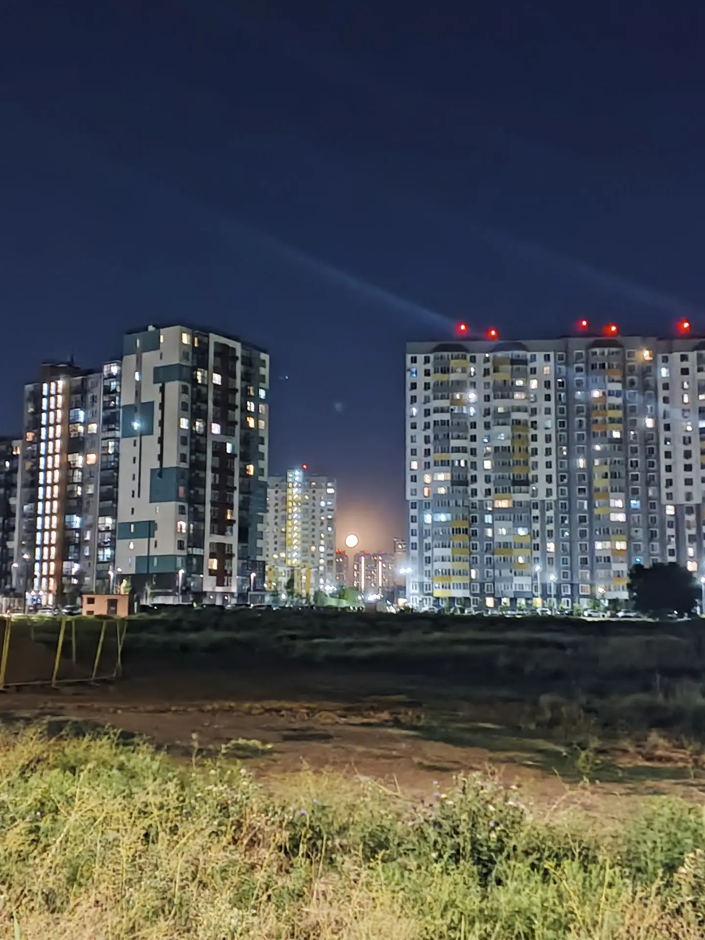 Луна огромная, у кого есть нормальный телефон скиньте нормальное фото 🤣