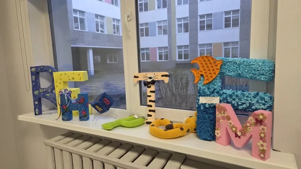 🎨 Самые маленькие участники Недели иностранных языков — ученики начальной школы — нарядили буквы анг