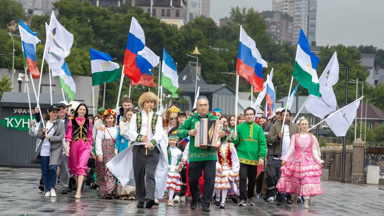 👥 Нефтяники Уфы прошли в колонне в костюмах народов Башкортостана

Шествие стартовало от монумента 