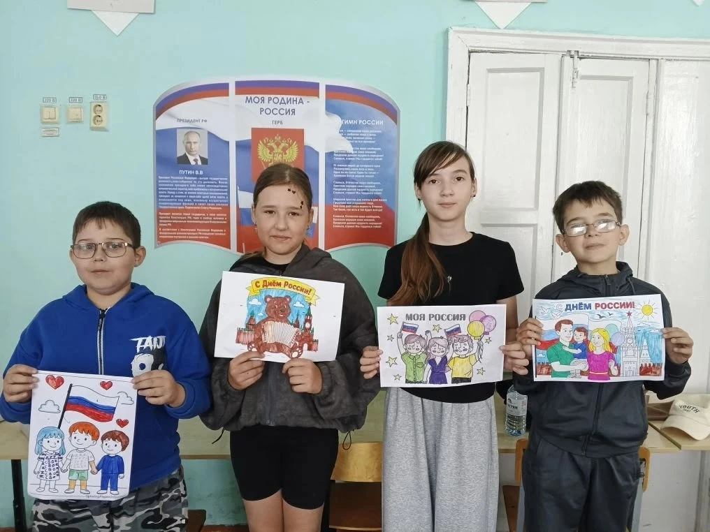 🎨🌍 Творческие таланты шестого отряда пришкольного лагеря!

В преддверии празднования Дня России, к
