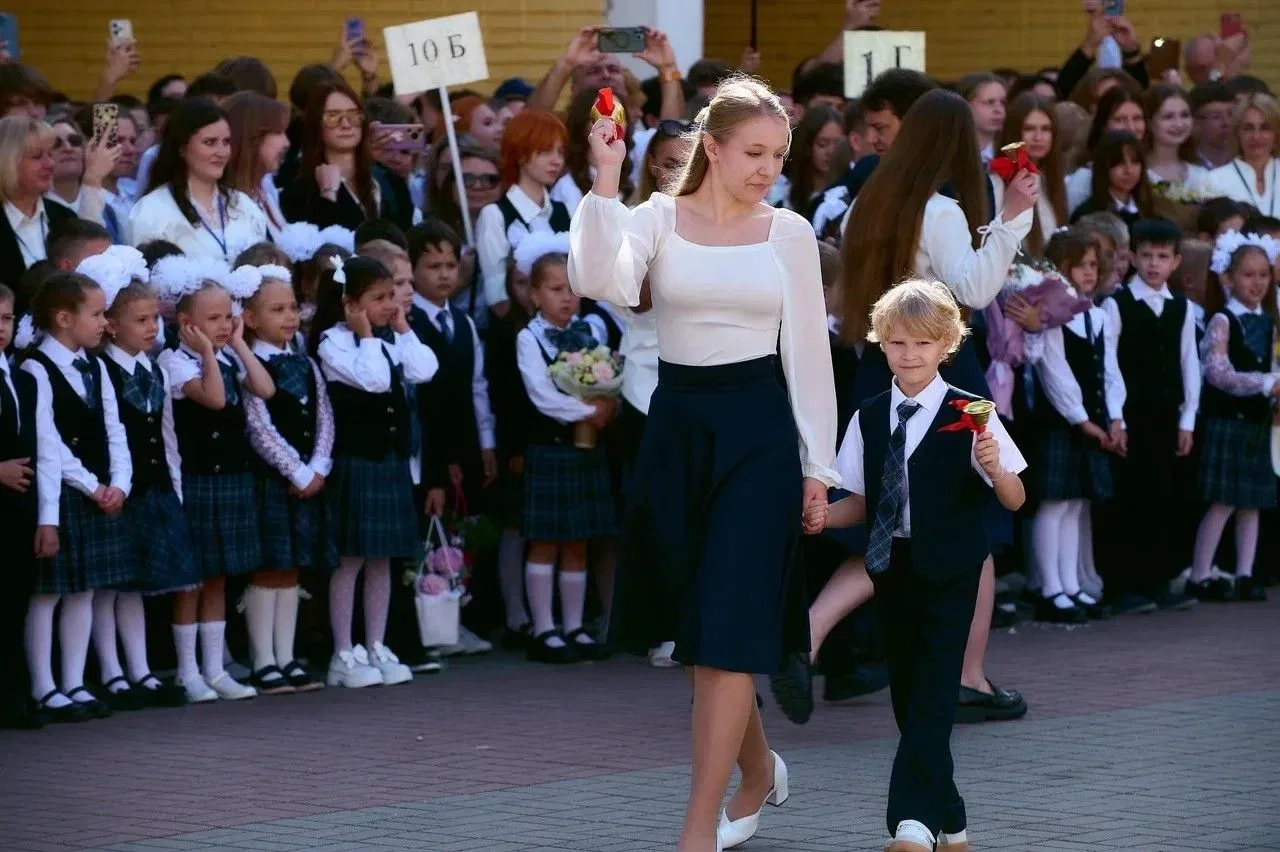 Школа даёт нам гораздо больше, чем знания. Здесь формируется характер, любовь к Родине,...