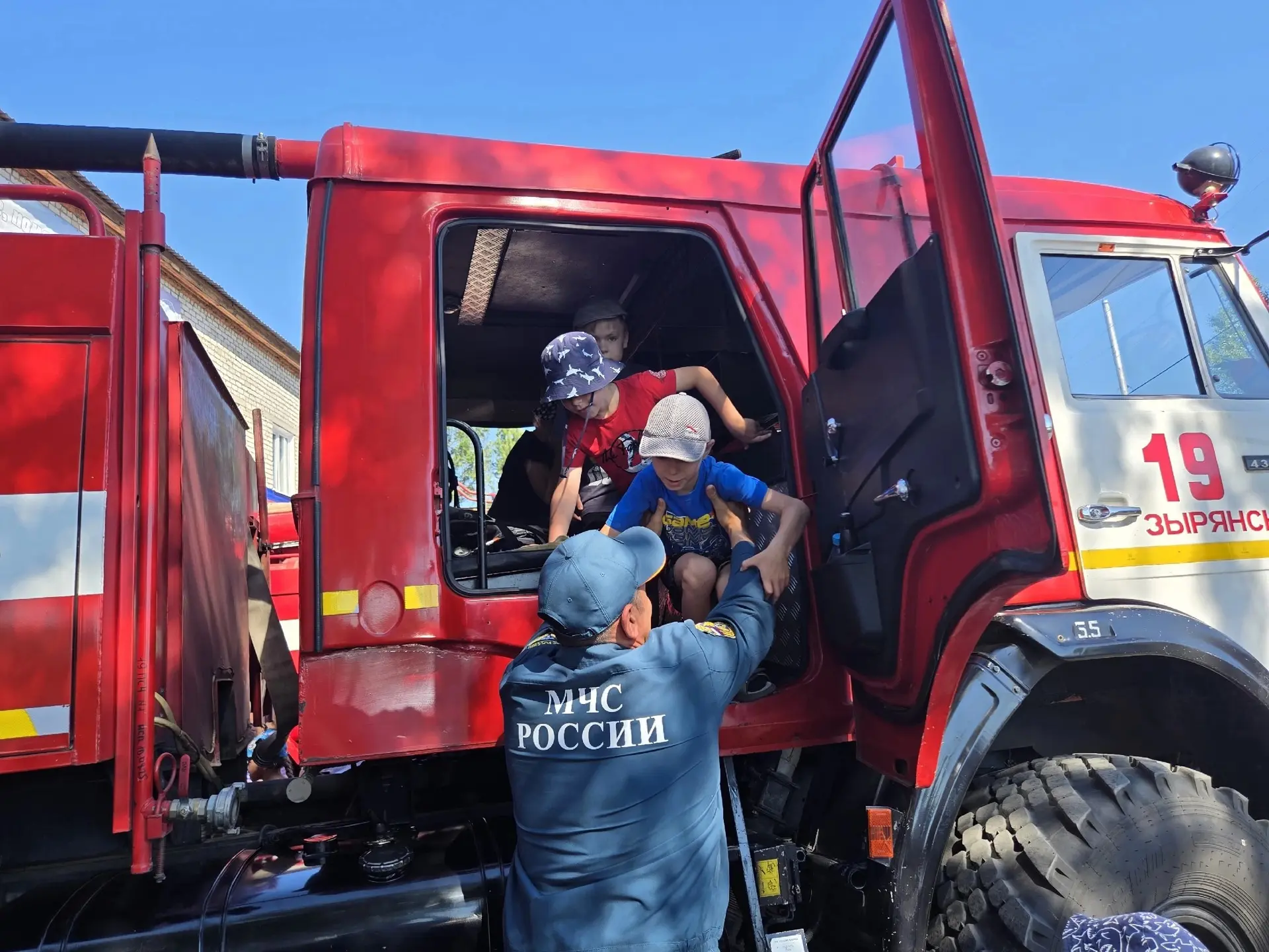 🔥 ДЕНЬ В ЛАГЕРЕ: ПОЖАРНЫЕ, БИБЛИОТЕКА И ДЕНЬ РОССИИ! 🇷🇺

🚒 С самого утра ребята из 5-8 отправили