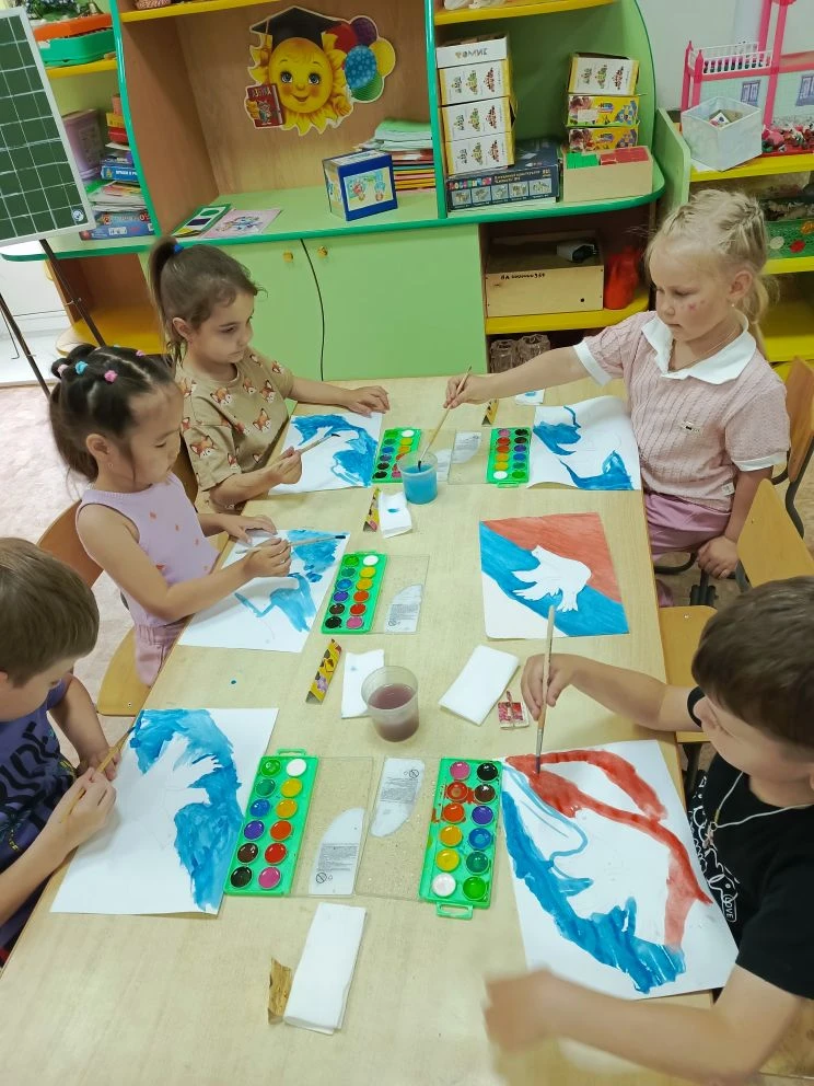 Дети из подготовительной группы создали патриотическую выставку рисунков🎨 на тему «Моя Родина — Рос