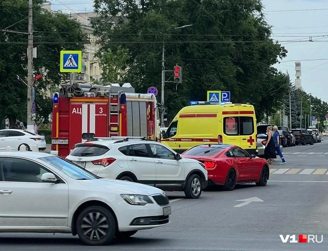 В Волгограде выясняют обстоятельства серьезной аварии, в результате которой три человека получили тр