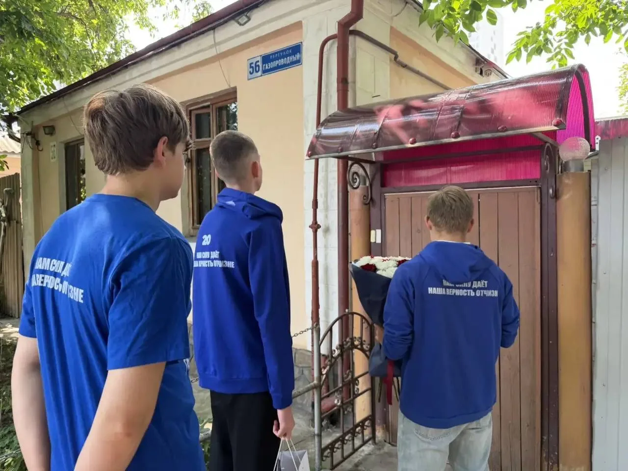 Воронежские молодогвардейцы поздравили со 100-летием ветерана-связиста Ивана Лозко. Вет...