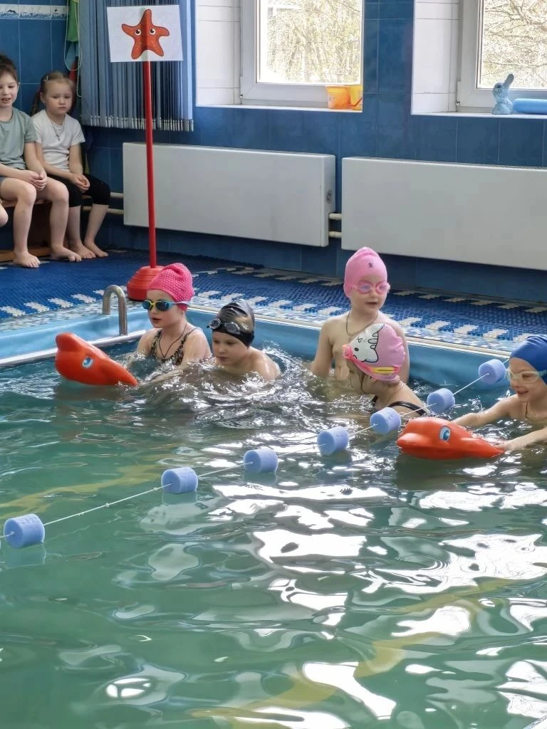 🌊 Весёлые старты на воде: 7 группа в поисках пиратских сокровищ!  🏊‍♀🏊Сегодня воспитанники 7 группы 