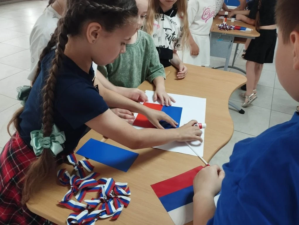 Ко Дню России ребята, посещающие летний лагерь ГБОУ «Многопрофильный лицей №5 им. Н. П. Бойко г. о. 