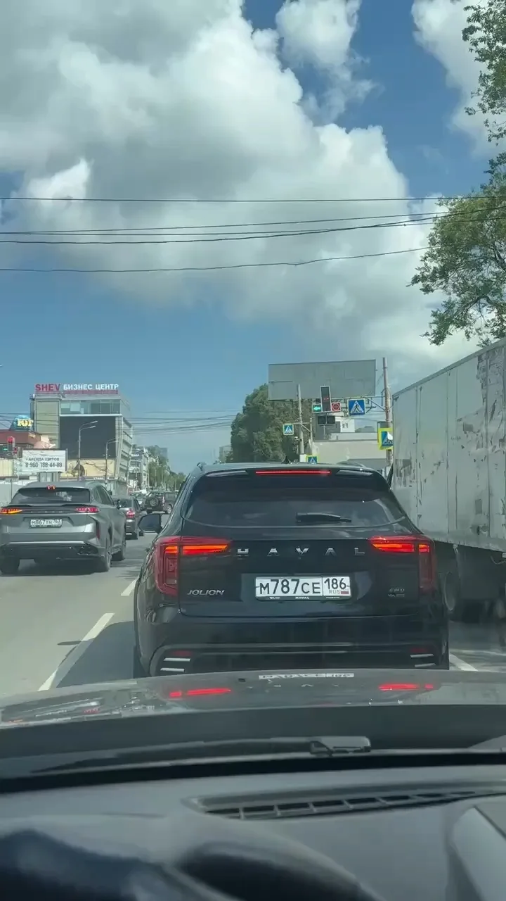 У Авроры не исправные светофоры 
Меняются каждые 10 секунд во всех направлениях !! Будьте аккуратны 