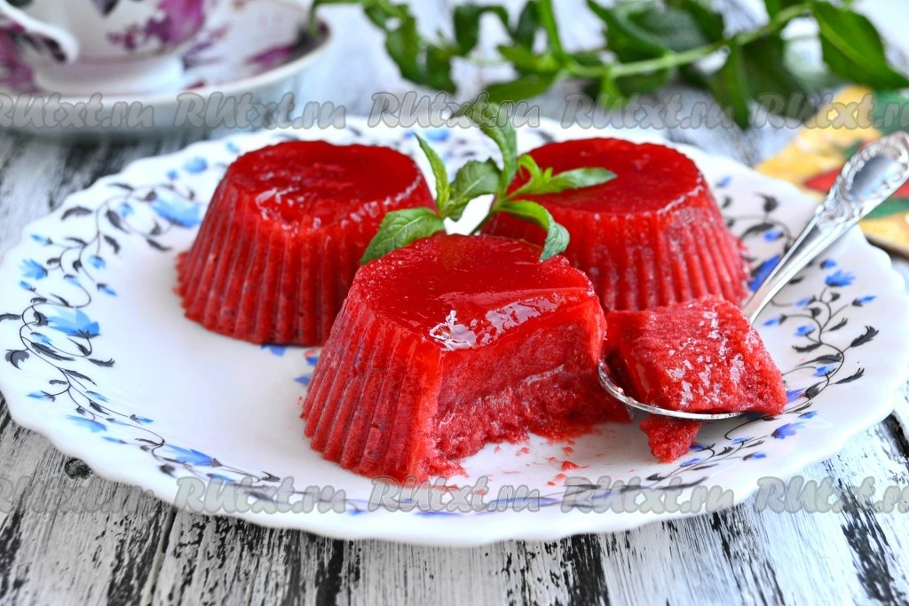 Мусс из клубники с желатином

В сезон вкуснейшей ягоды, предлагаю вам попробовать замечательный мусс