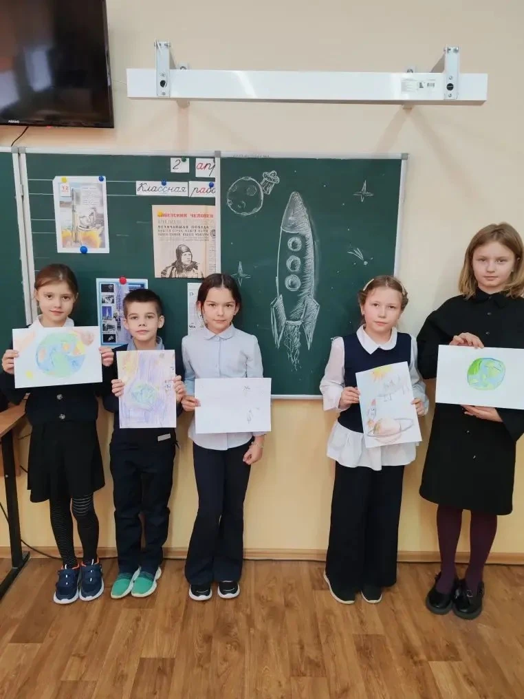 ✨ Космическое путешествие вместе с 10-м классом! ✨  Сегодня наши старшеклассники под чутким руководс