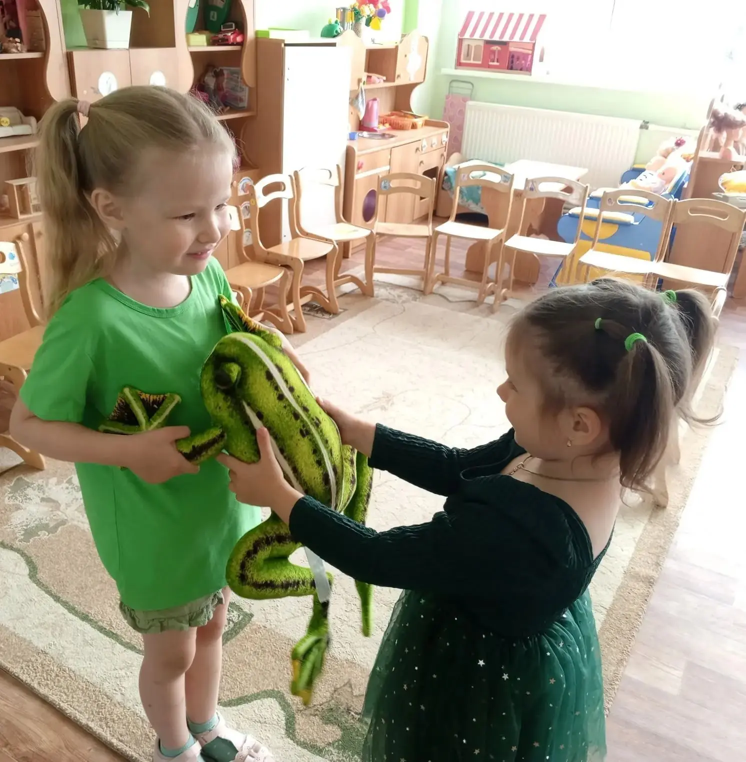 Зелёный цвет - самый умиротворяющий цвет в природе! Сегодня дети пришли в одежде всех оттенков зелён