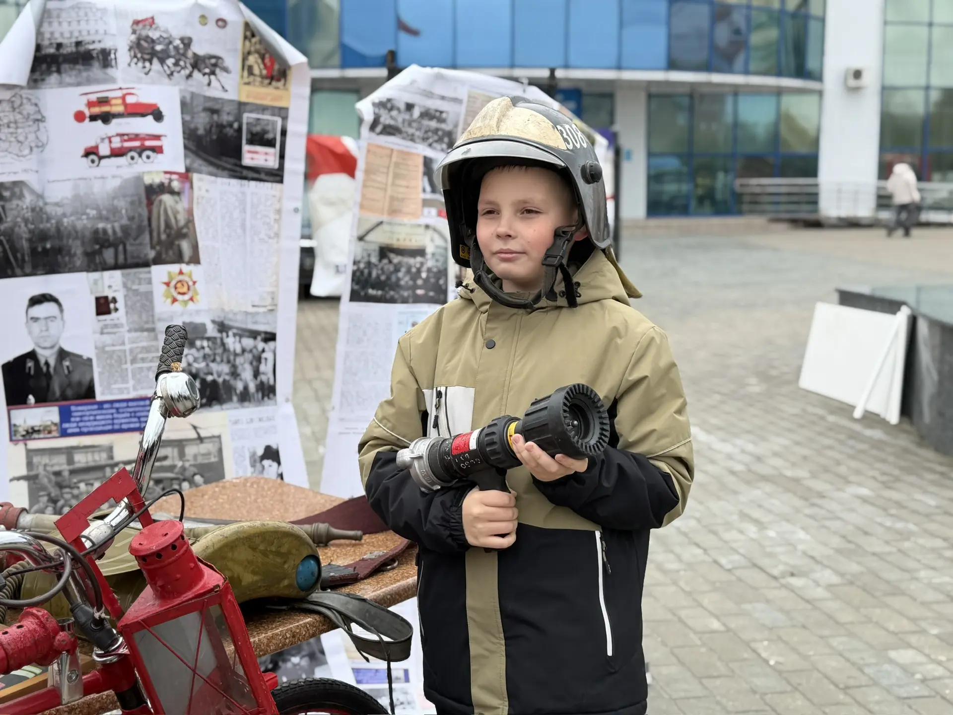 Смотр техники, мастер-классы и сотни людей: на Губернаторской площади Можайска отметили День пожарно
