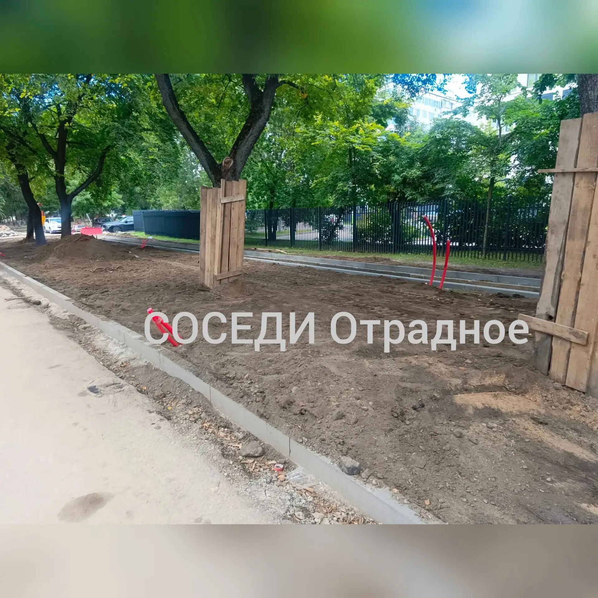 ✅️В настоящее время работы благоустройству улицы Декабристов проводят вблизи детской городской  поли
