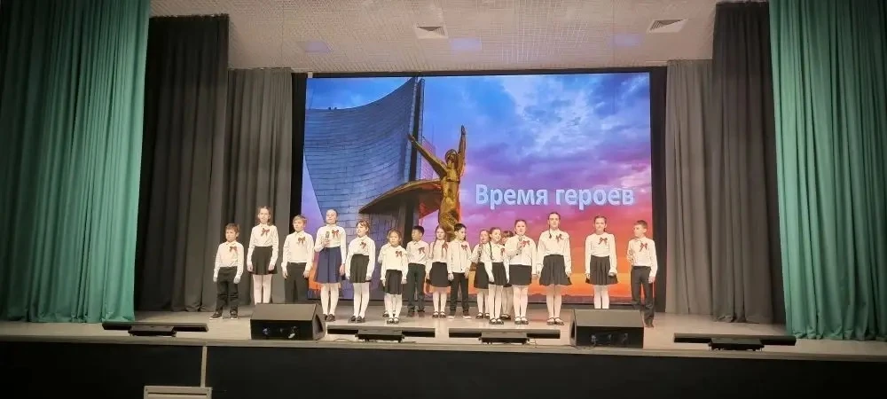 🎖️ Время героев  🌟 В школе №115 состоялось особенное событие — театрализованное представление «Время