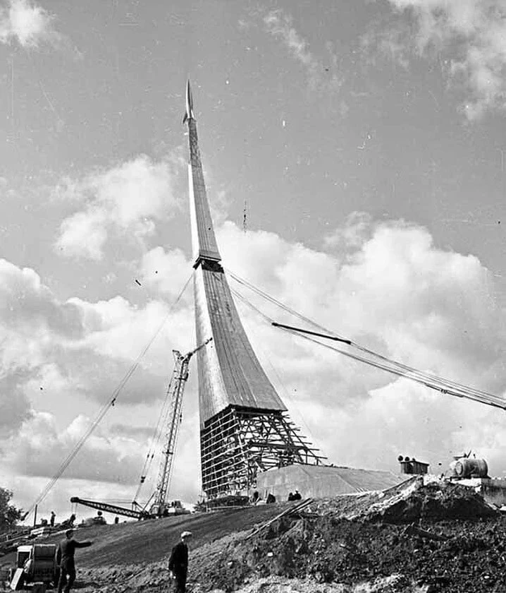 Строительство монумента «Покорителям космоса» в Москве, 1963 год.

Прекрасное далёко