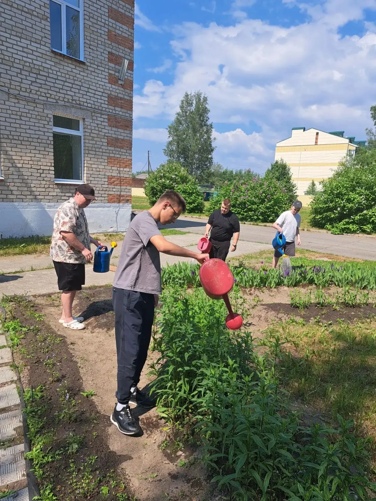 Битва с солнцем и жаждой растений ☀️💧

Это был не просто очередной день в лагере труда и отдыха — э
