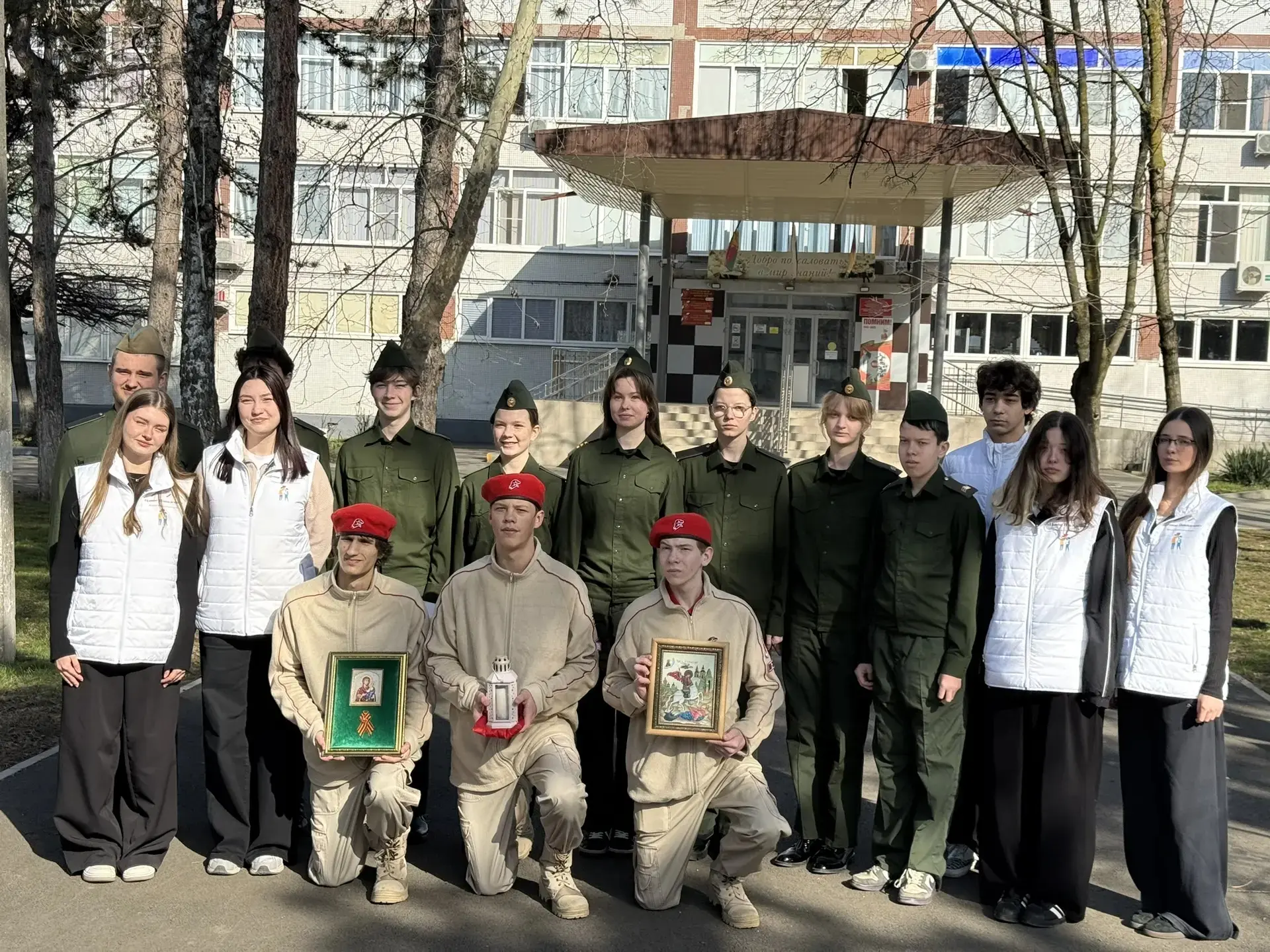 🔥 Эстафета памяти продолжается!  Юнармейцы МАОУ СОШ №20 и волонтёры организации "Новое поколение" то