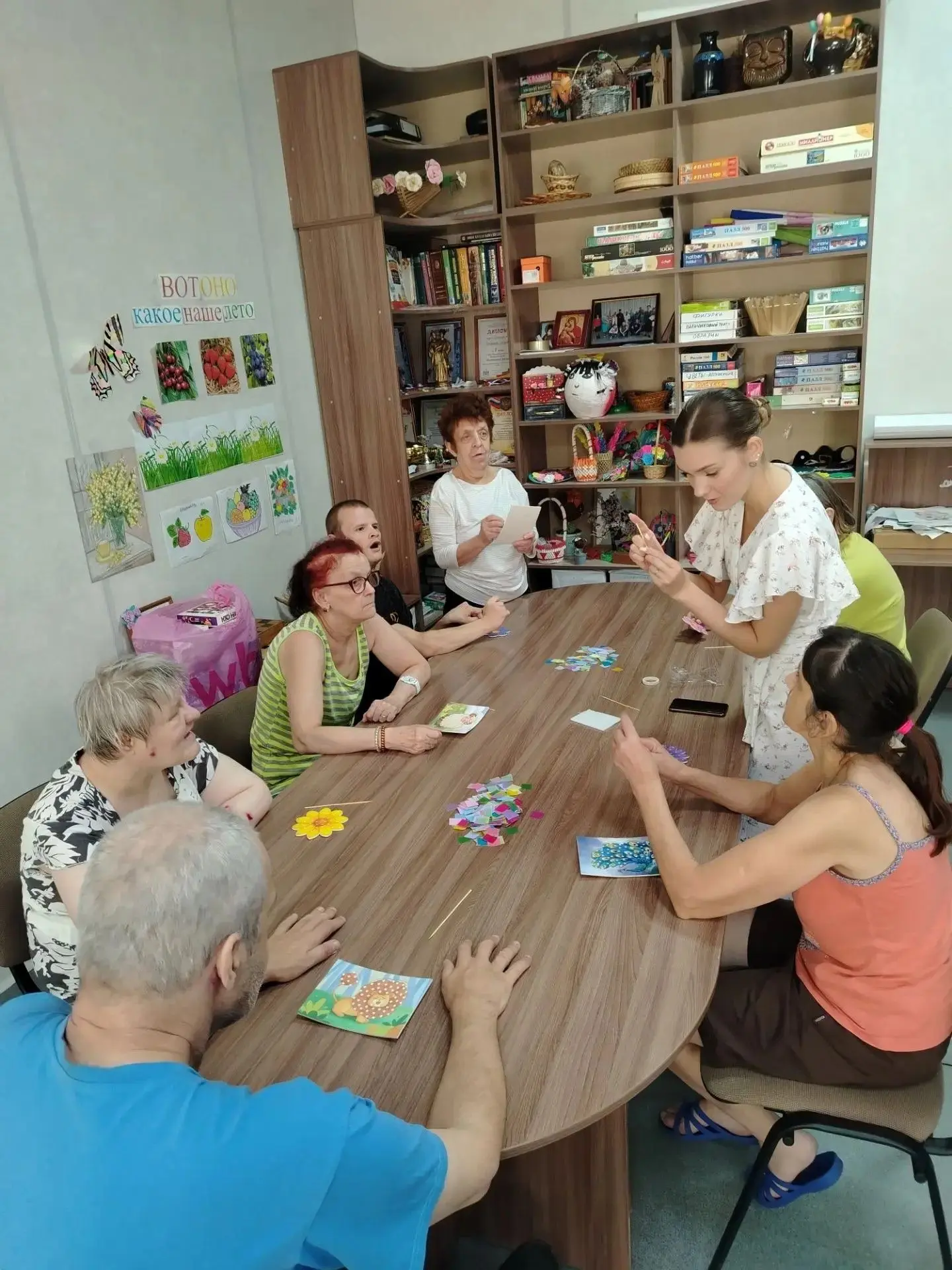 Творчество, которое лечит душу. 🎨⁣
Наши проживающие вместе с социальным работником погрузились в ув