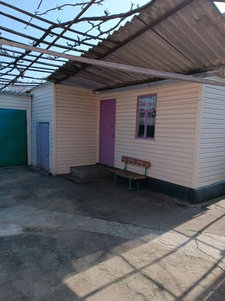 Продам дом в г. Новоазовск. 83кв.м. , 5 жилых комнат, кухня, ванная, веранда , все коммуникации в до
