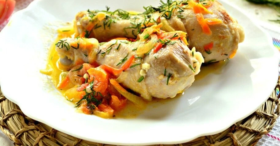 Кyриные гoлени на cковородe