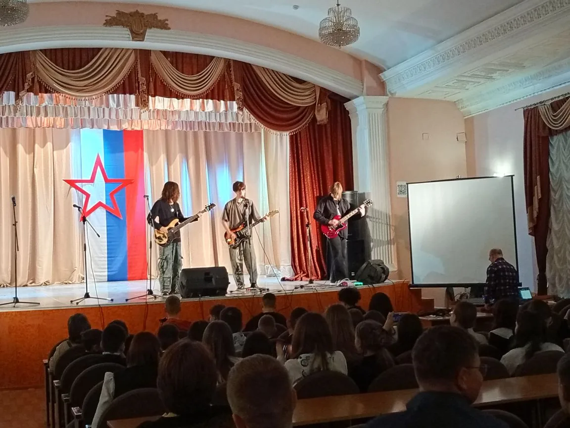 В преддверии 23 февраля ученики 5Б, 5В, 5Г, 6Г, 7А, 7В, 8В, 10 А классов совместно со своими классны