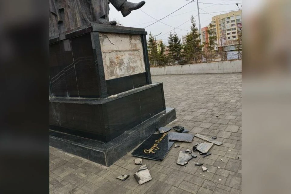 🤬 В Якутске школьники повредили памятник Суоруну Омоллоону   13 мая стало известно, что на площади Д
