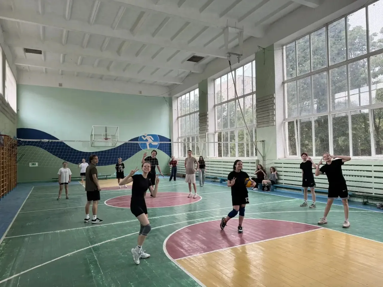 Как мы проводим лето с пользой 😎🏐

Спортивный зал школы не пустует — там слышен звонкий стук мяча 
