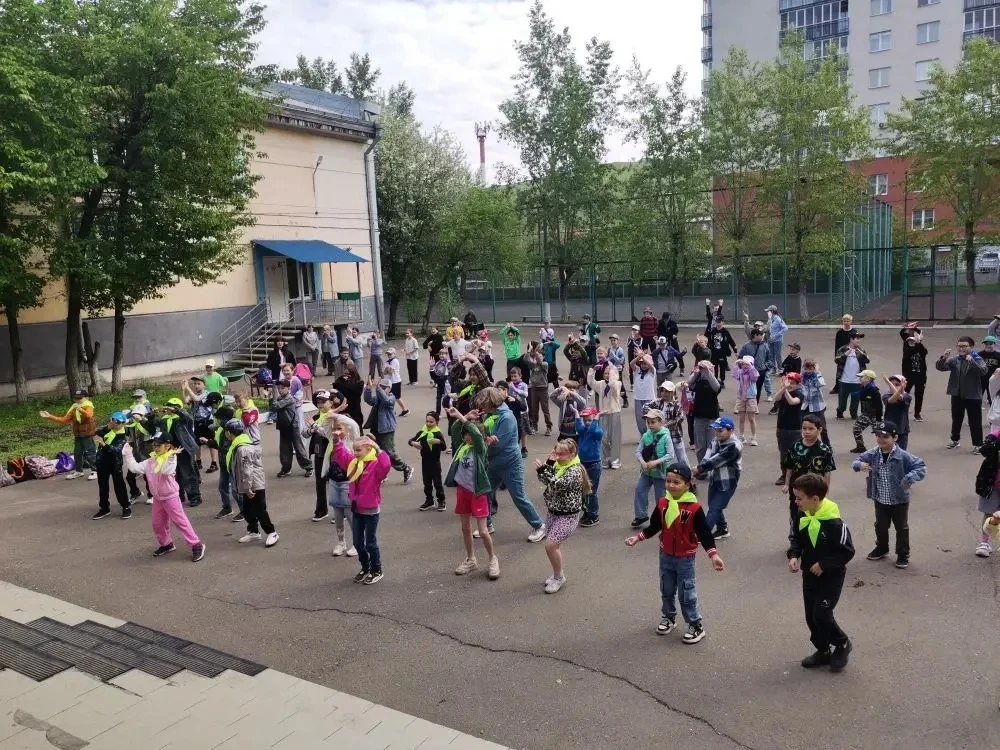 Лето, солнце, 1 июня — День защиты детей! ☀️🎉

Сегодня в нашей школе по-особенному шумно и весело: 