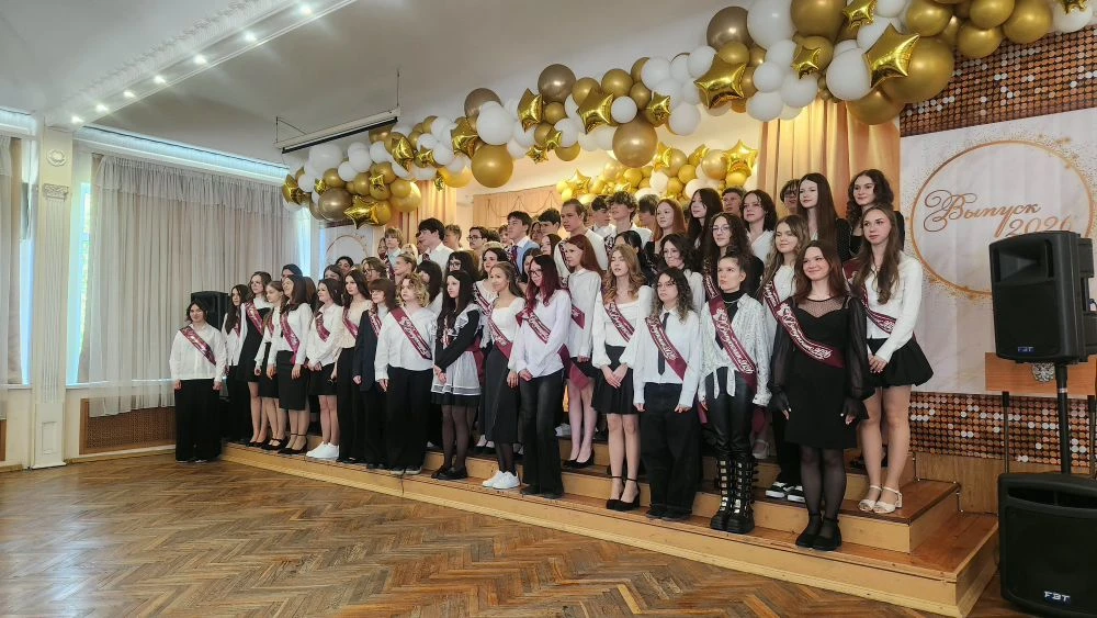 🔔 Последний звонок в 9-х классах: позади важный рубеж! 🎓✨  Это было легко, красиво и по-настоящему т