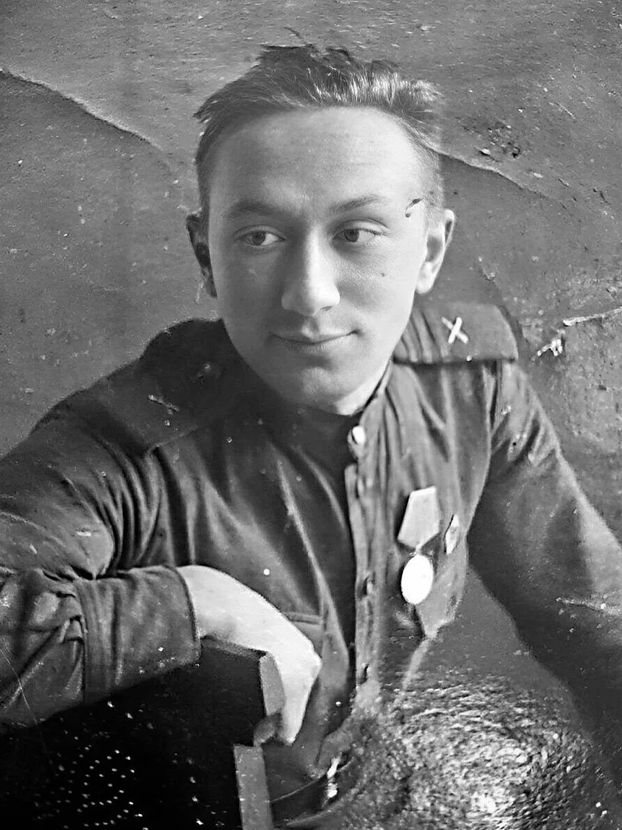 Гвардии старший сержант СМИРНОВ АЛЕКСЕЙ МАКАРОВИЧ на фотографии из фронтового альбома б...