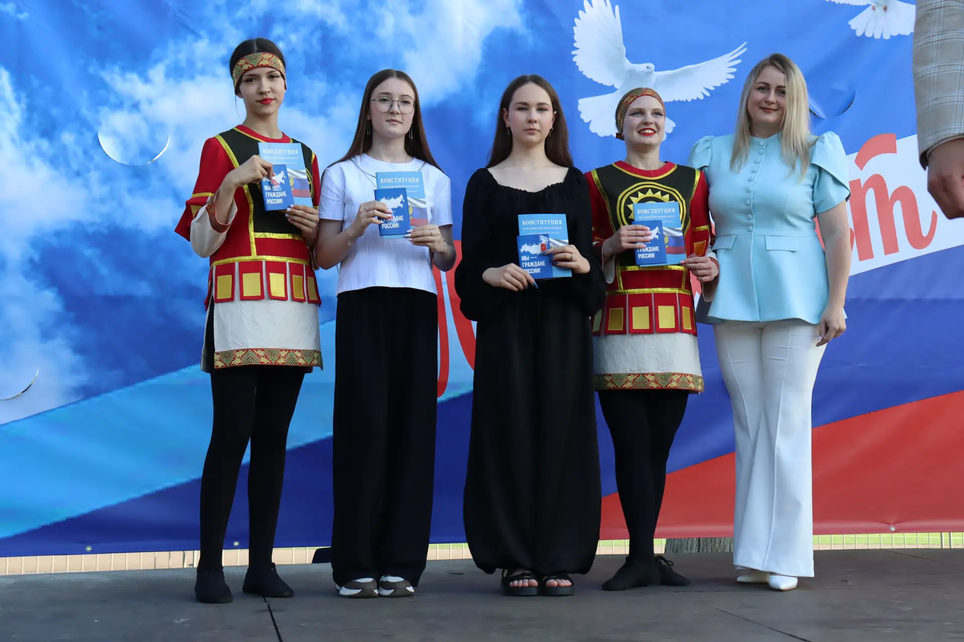 Юные петровчане получили паспорта

 Во время вечернего концерта в городском парке состоялось важное 