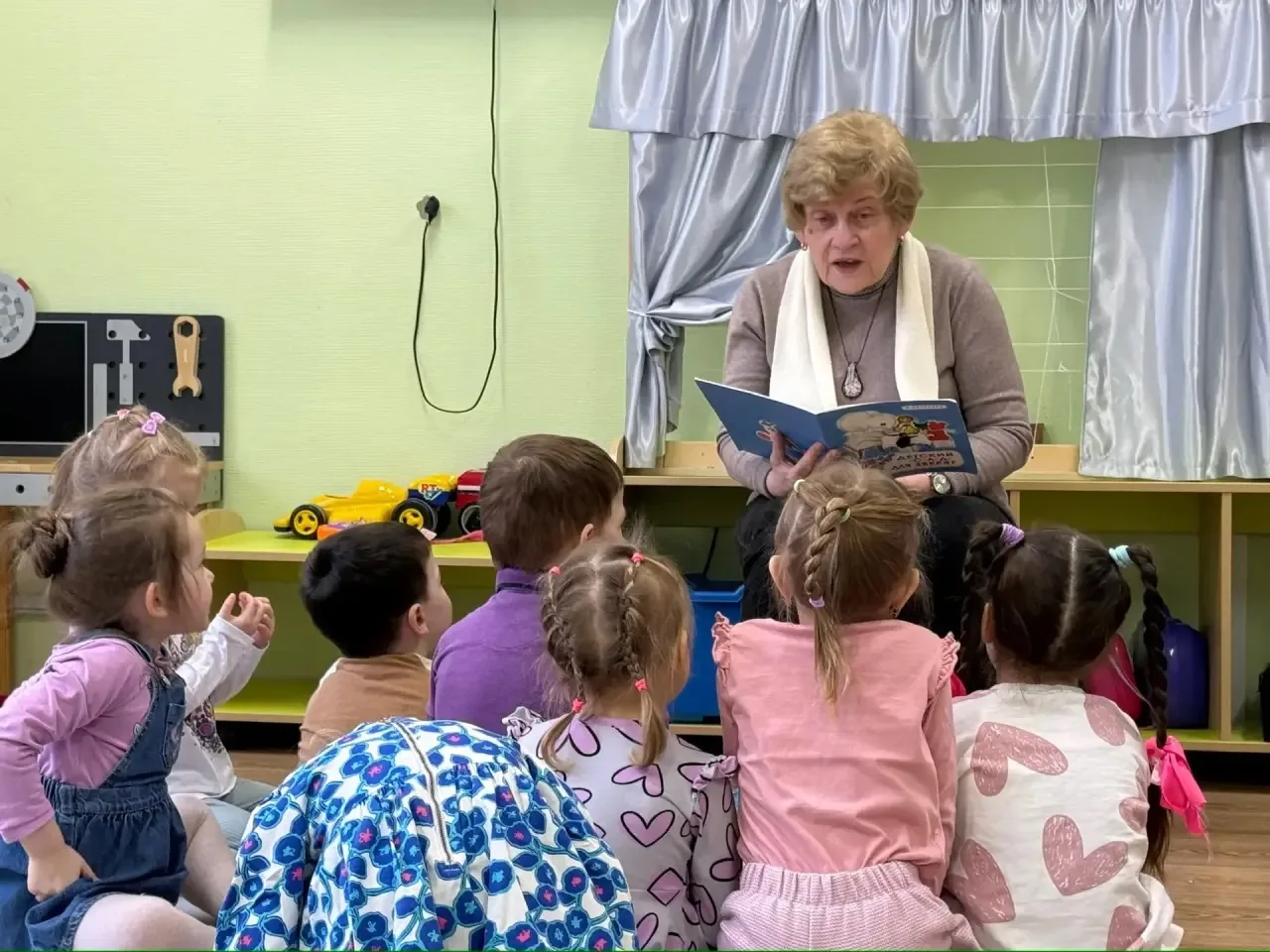 Вечерние сказки с Ириной Алексеевной еженедельно, по традиции нашей группы.