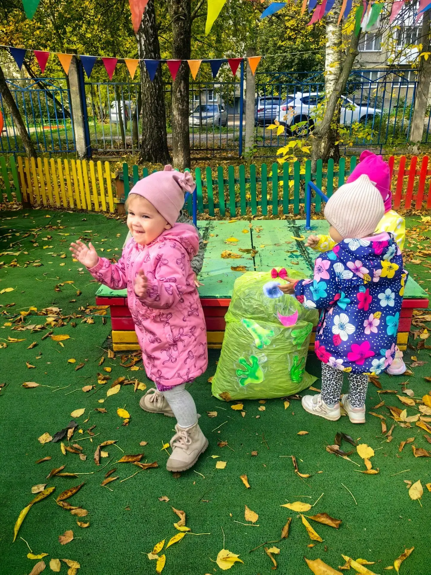 Малышам из группы раннего возраста "Ягодка" на прогулке не скучно-ведь у них появился в...