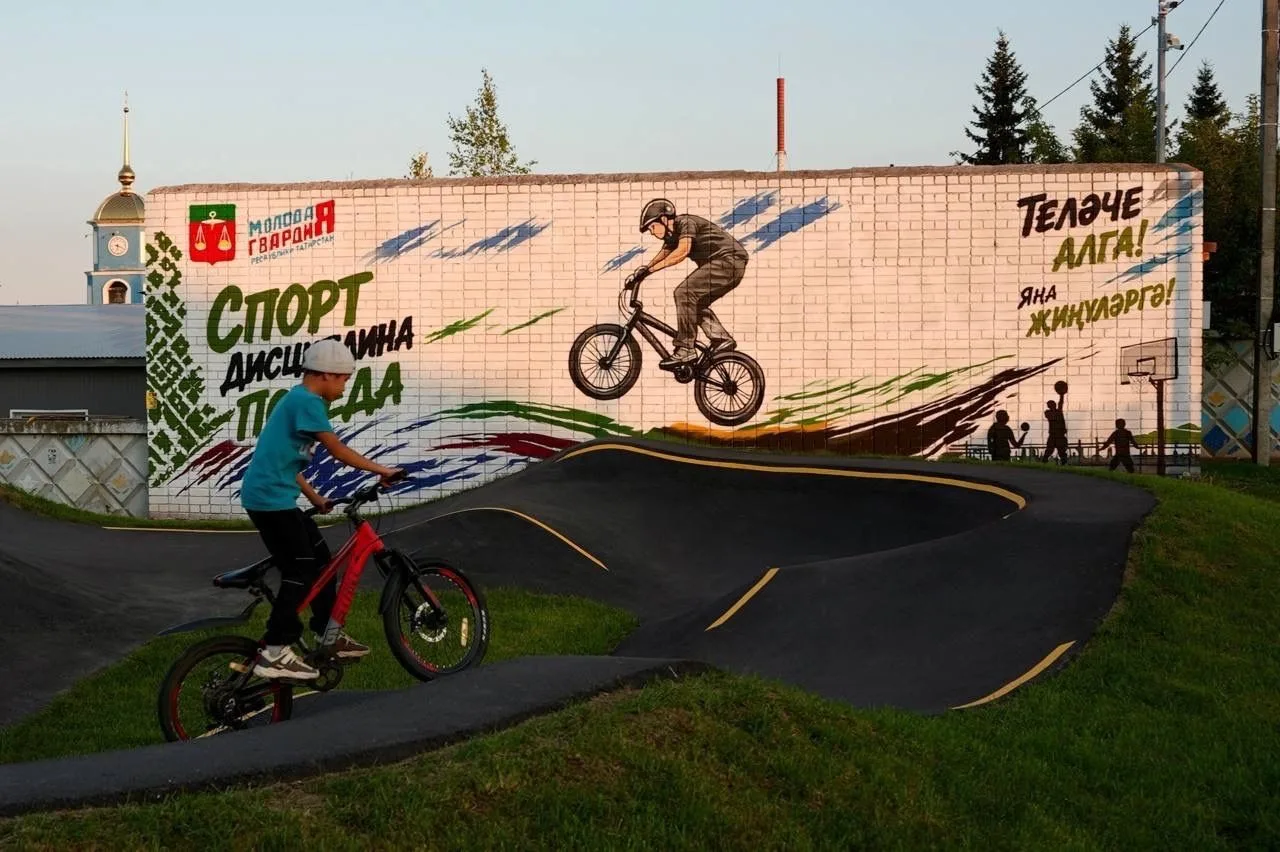 Граффити «Спорт. Дисциплина. Победа» появилось на спортивной площадке в Тюлячинском районе
