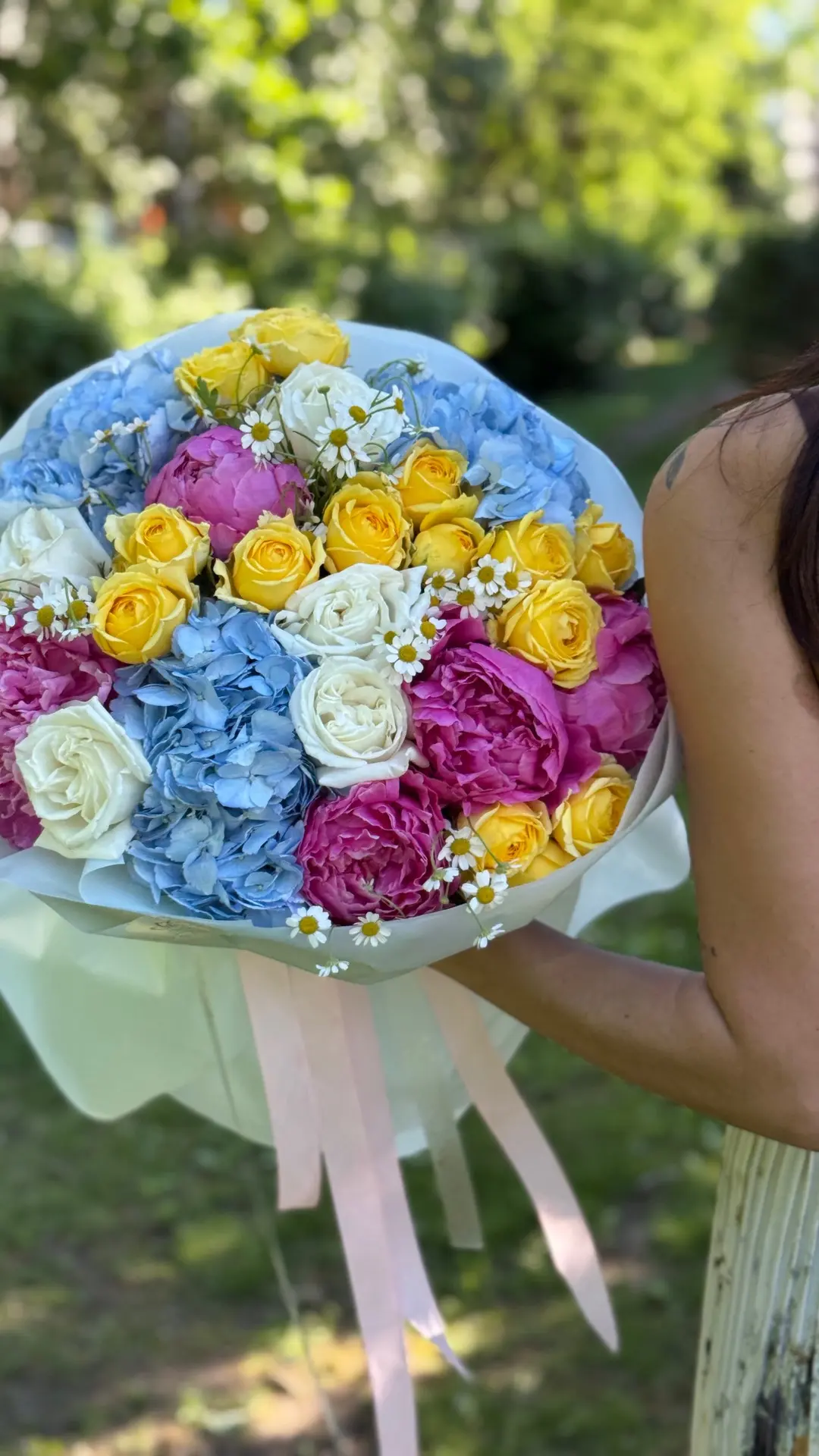 Яркий летний хит — букет, который поднимает настроение с первого взгляда! ☀️🌸

Насыщенные коралловы