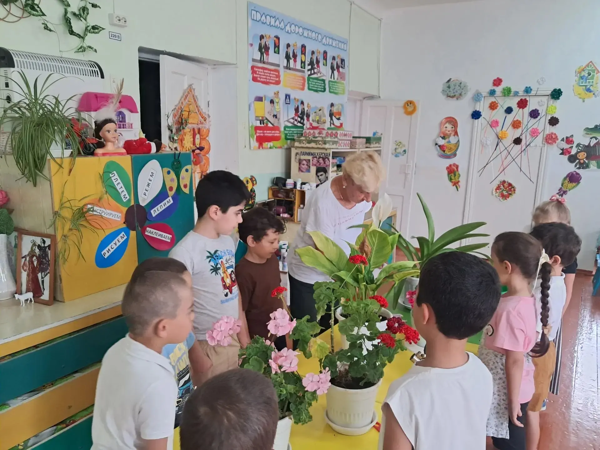 Тема:Уход за комнатными растениями🪴.
Цель:Воспитания трудолюбия, наблюдательности,  умения самостоя